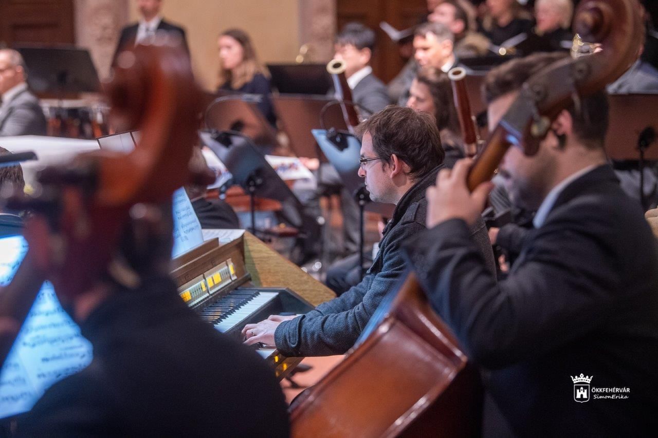 Állójegyeket még lehet váltani az Alba Regia Szimfonikus Zenekar karácsonyi koncertjére